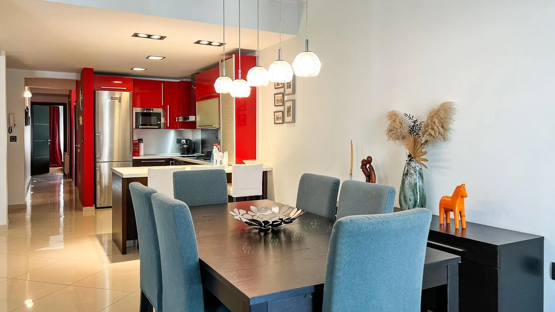 Homevision - Red - Prime Location Thessaloniki Apartment